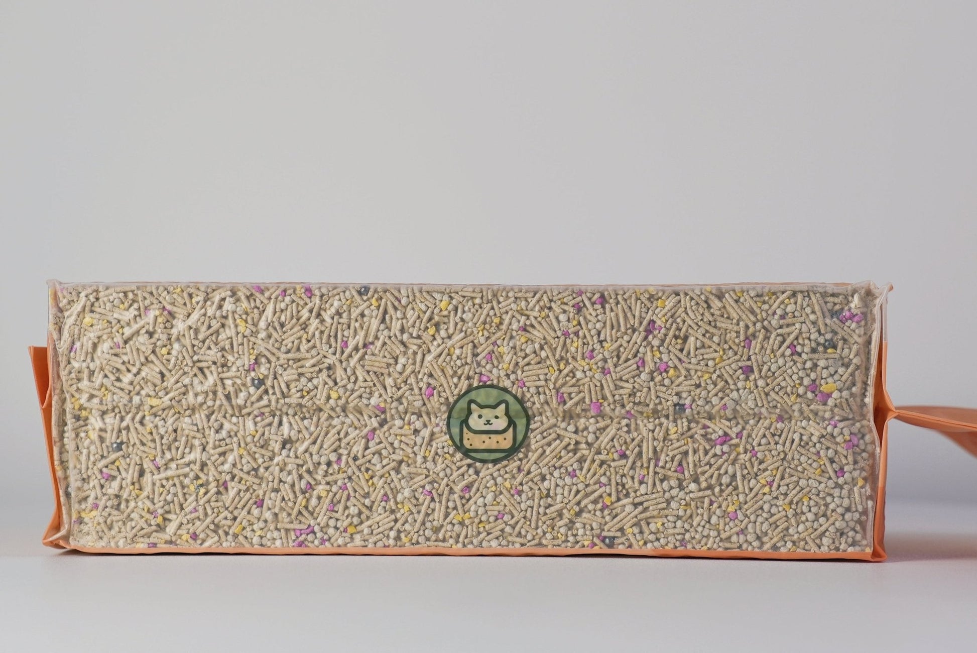 Noisy Lion bulk cat litter pack close-up